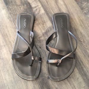 Also flat sandals in bronze metallic